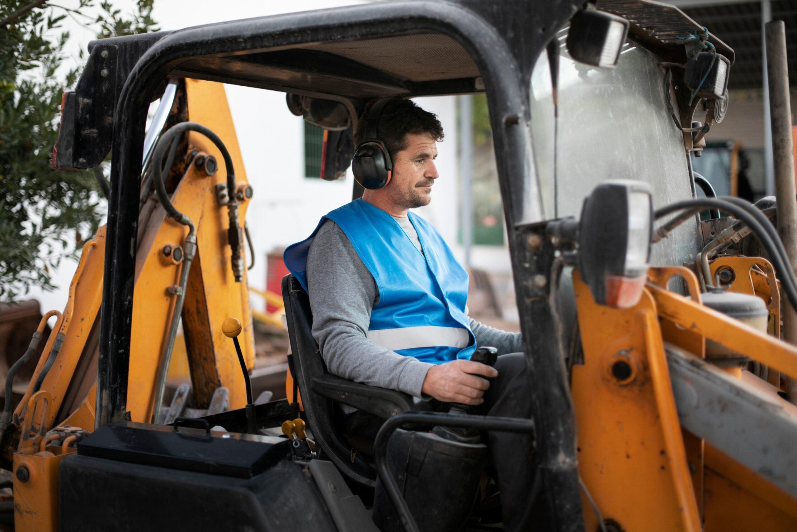 JLG rental company in bahrain : Powering Safe Access and Efficiency