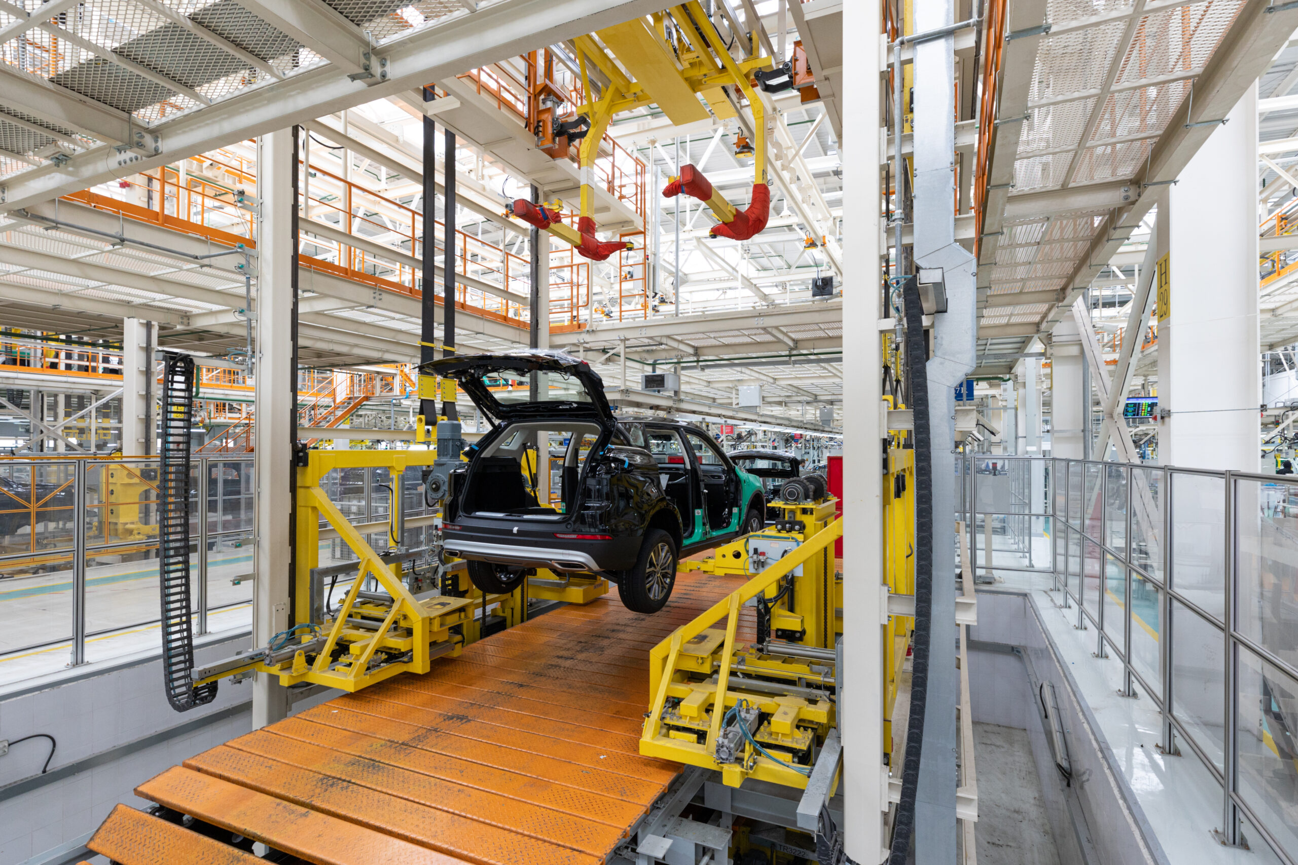 How Trailer Conveyor Solutions in Bahrain Are Transforming Construction and Industrial Logistics ?